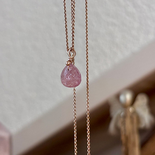 Edelstein-Anhänger Erdbeerquarz mit Kette